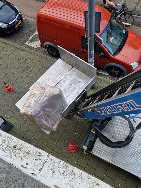 Klantfoto van Sjaak Hofwegen: verhuislift van Eazylift aan het werk