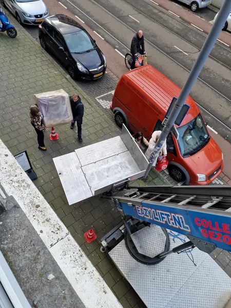 Klantfoto van Sjaak Hofwegen: verhuislift van Eazylift aan het werk