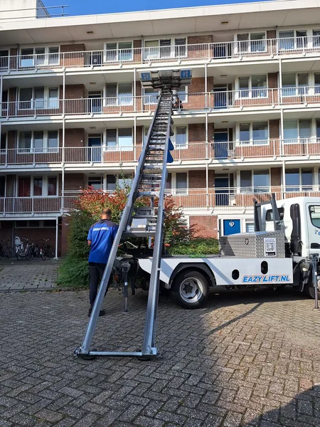 Klantfoto van Sabrien -: verhuislift van Eazylift aan het werk
