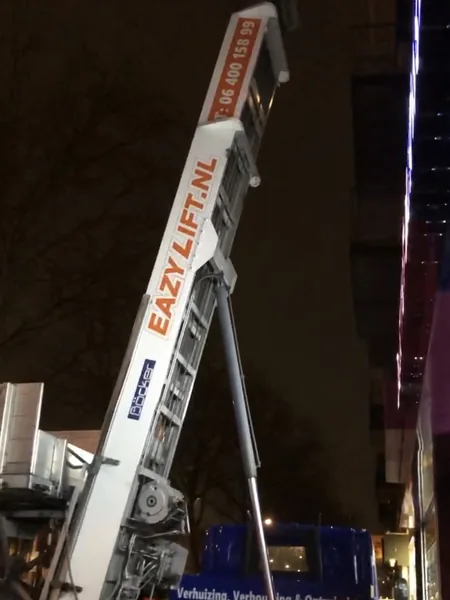 Klantfoto van Edvienne Merencia: verhuislift van Eazylift aan het werk