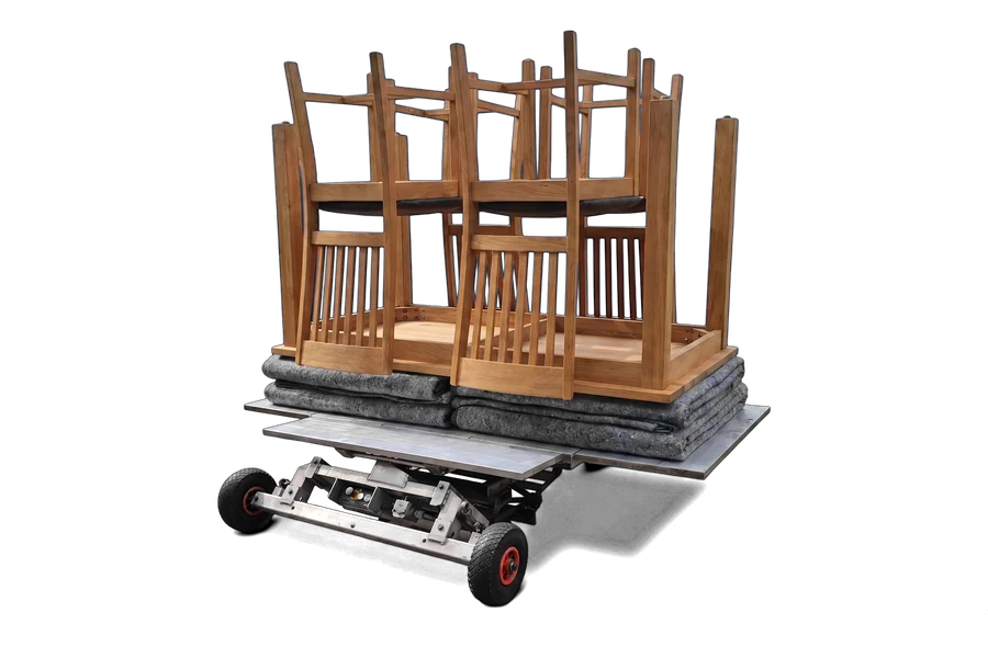 Eettafel met stoelen op het plateau van de verhuislift