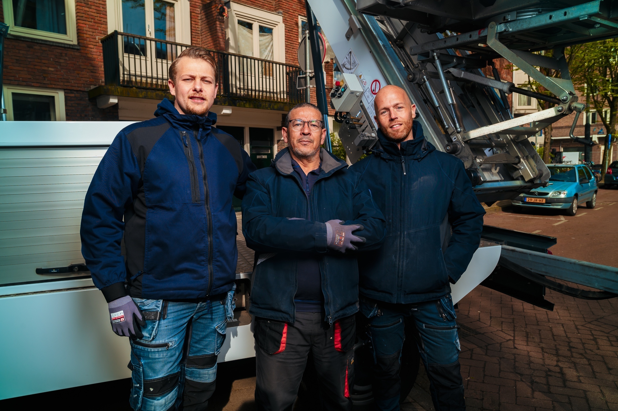 Drie medewerkers bij een verhuislift